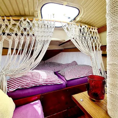 Botel Boat Night Keep Cool *