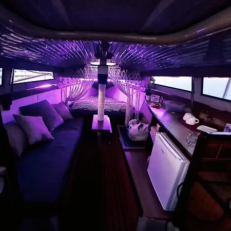 Botel Boat Night Keep Cool *