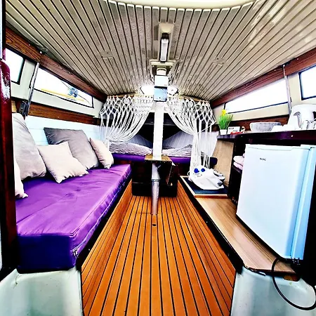 Boat Night Keep Cool Botel *